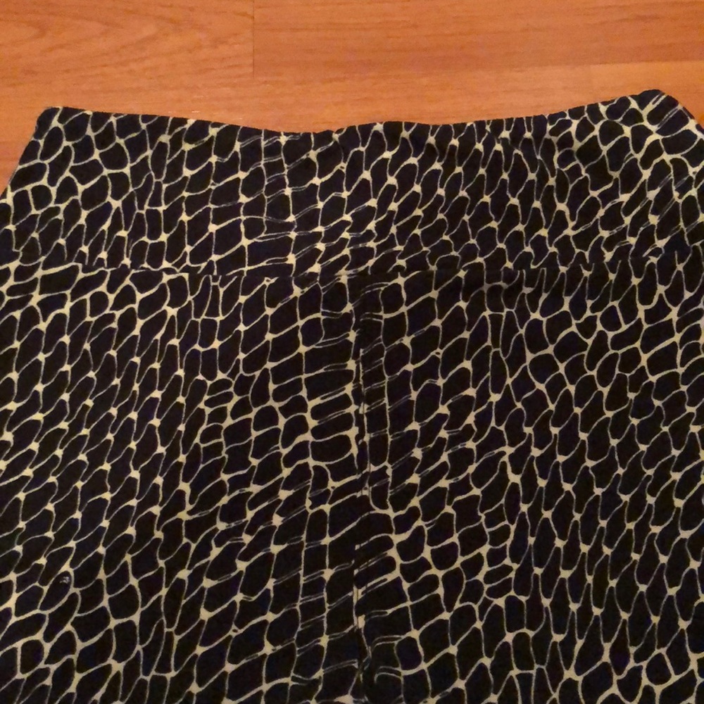 LuLaRoe black scale print leggings - Picture 4 of 7